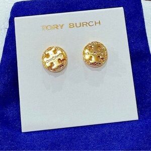 TORY BURCH LOGO STUD 18K
GOLD PLATED EARRINGS